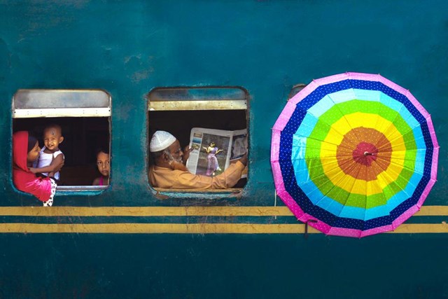 Bức ảnh đạt giải nh&igrave; của The Independent Photographer năm nay c&oacute; t&ecirc;n Colors of Life (Sắc m&agrave;u cuộc sống), ghi lại h&igrave;nh ảnh h&agrave;nh kh&aacute;ch tr&ecirc;n một chuyến t&agrave;u do nh&agrave; nước vận h&agrave;nh tại Bangla Rai,&nbsp;Bangladesh. Ảnh:&nbsp;Sujon Adhikary.